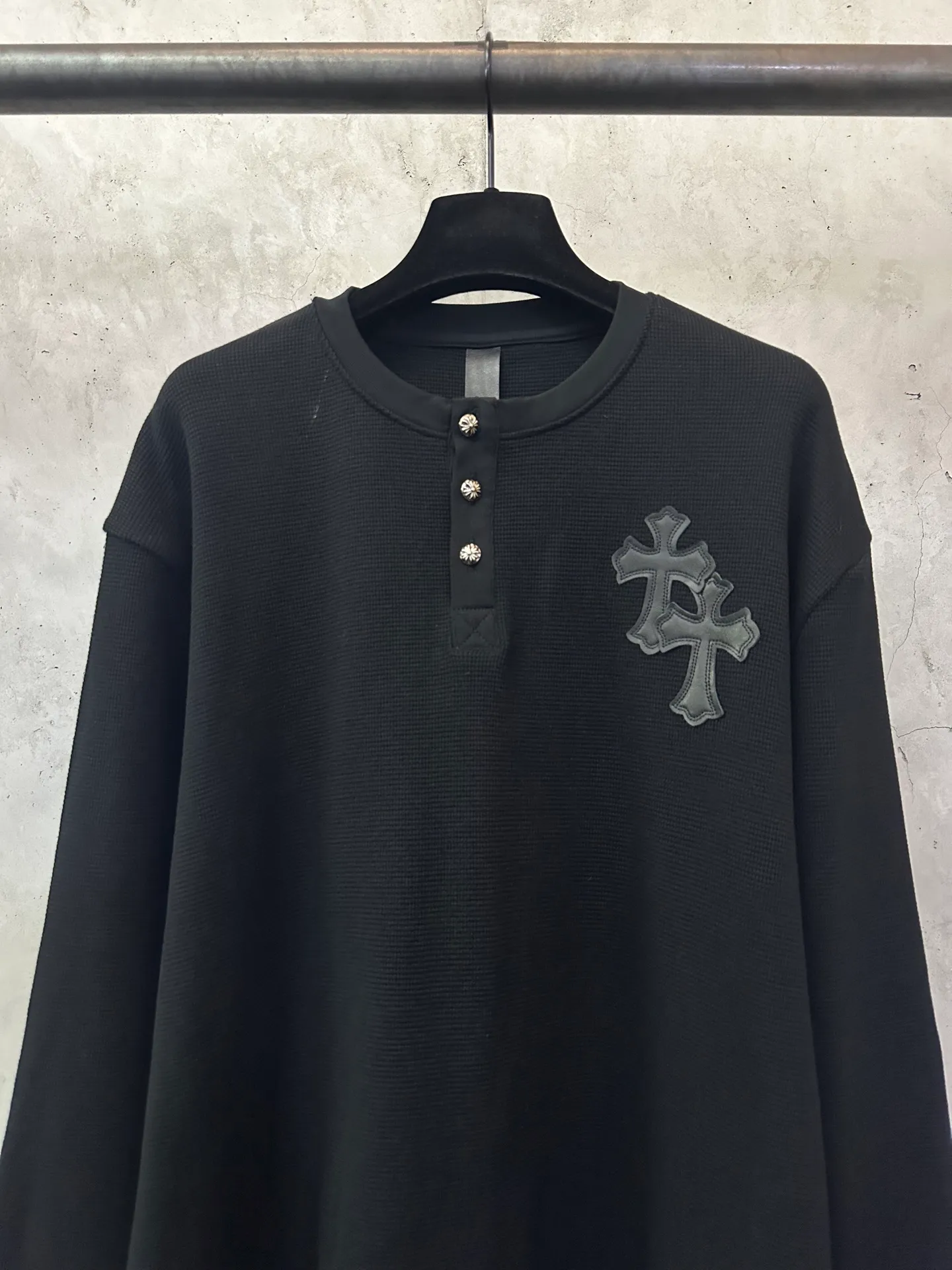 P390 Chrome Hearts patchwork leather Henry collar waffle long-sleeved T. Fabric: Made of 350g cotton waffle double-layer material. Differentiating low weight, cutting corners and non-pure cotton market products), a lot of effort has been put into the fabric, hardware and craftsmanship. The top quality in the market and industry benchmark are only owned by a few people. The overall wiring is straight and delicate, the fabric is comfortable and soft, and the color is consistent without color difference. Customized hardware, thread, accessories, plate alignment, same style for men and women -Color: black gray -Size: S M L